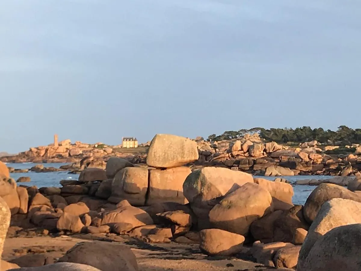 Ty Alberic, Plages Et Commerces A Pied Trégastel 0*,  Frankrig
